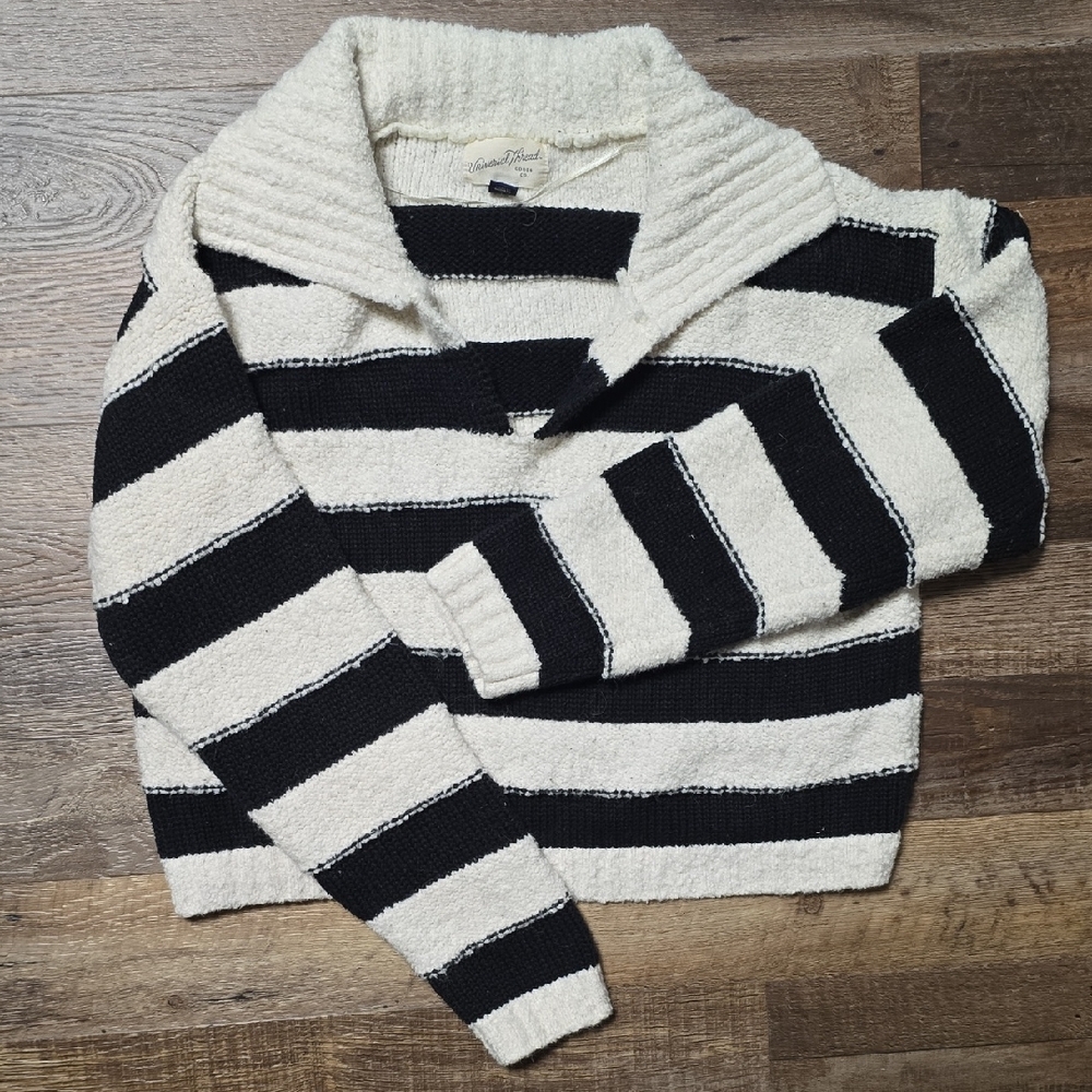 Cropped Universal Thread Black and White V-Neck Sweater